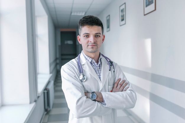 Free photo confident doctor with arms crossed