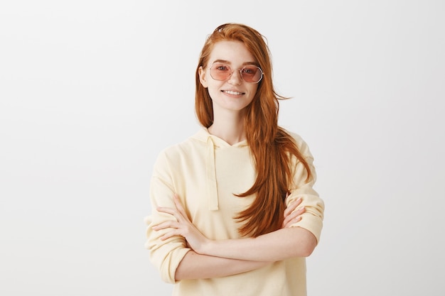 Free photo confident stylish redhead woman in sunglasses smiling determined