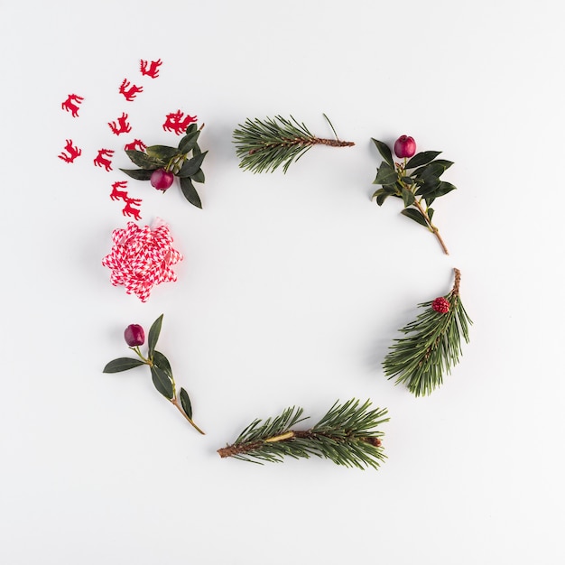 Free photo coniferous branches, flowers and bow