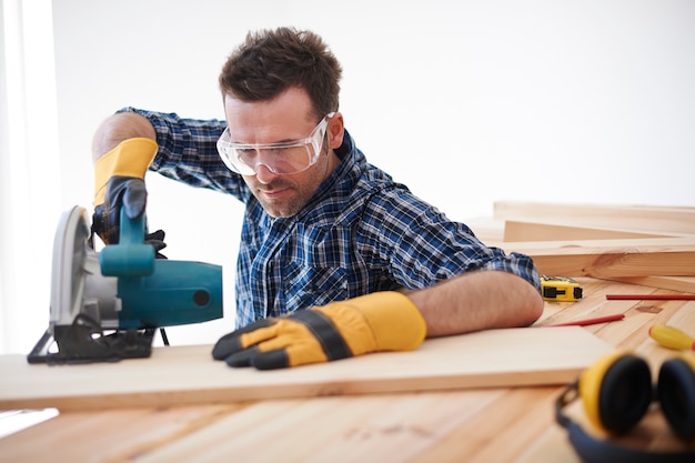 Free photo construction worker using electric saw