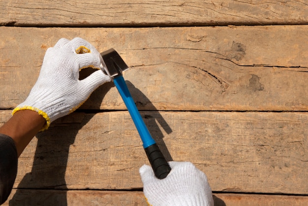 Free photo construction worker using hammer at job site