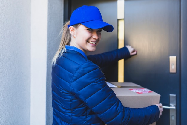 Free photo content female courier knocking on door