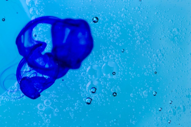 Free photo contrasted blue stain on water surface