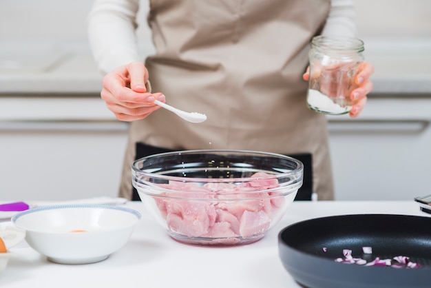 Cook salting plate with raw meat