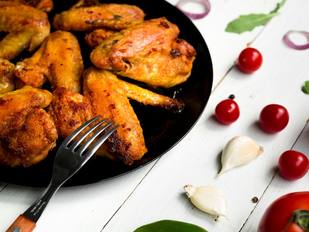 Free photo cooked chicken wings with herbs