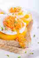 Free photo cooked eggs on slice of bread