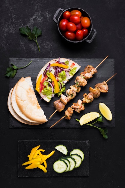 Free photo cooked meat and veggies kebab and tomatoes