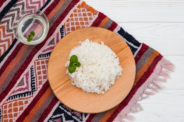 Free Photo cooked rice on wooden board with water 