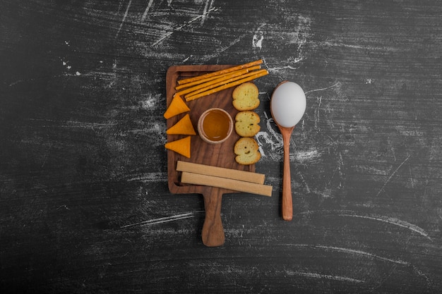 Free Photo cookie board with crackers and chips