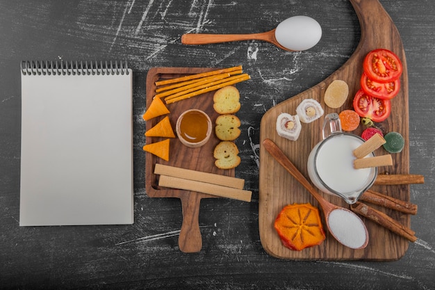 Cookie board with crackers and vegetables