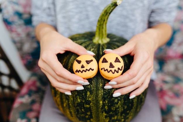 Free Photo cookie pumpkins on a green pumpkin