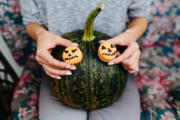 Free Photo cookie pumpkins on a green pumpkin