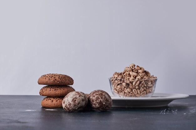 Cookies with cumin, oatmeal and gingerbreads with wheat popcorns around.