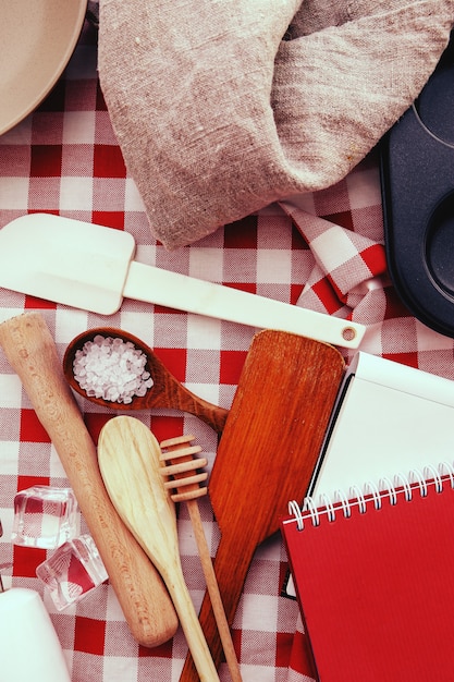 Free photo cooking equipment on kitchen counter