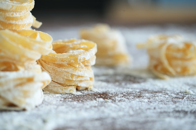 Free photo cooking italian homemade pasta  on dark background