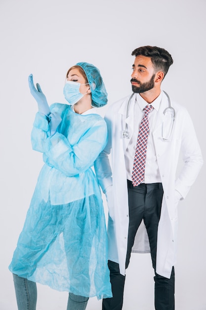 Free photo cool doctor and nurse posing