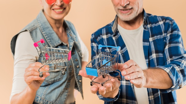 Free photo cool senior couple with shopping carts