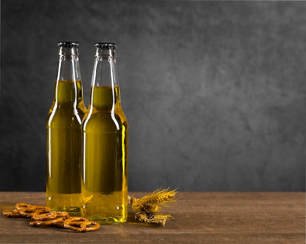 Free photo copy-space bottles with beer