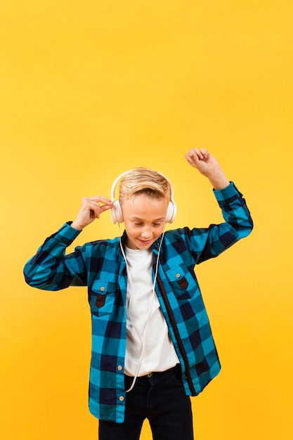 Free photo copy-space boy with headphones