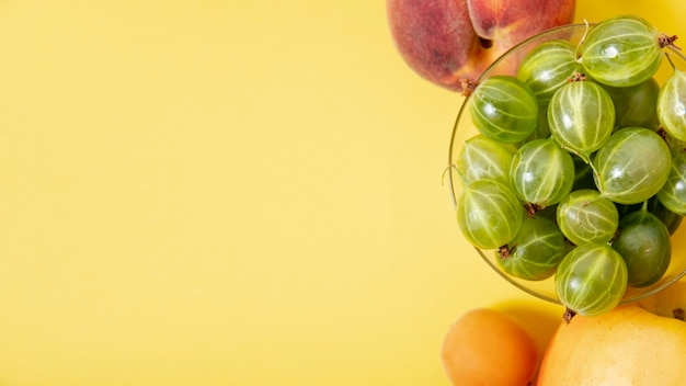 Free Photo copy space fruits arrangement on plain background