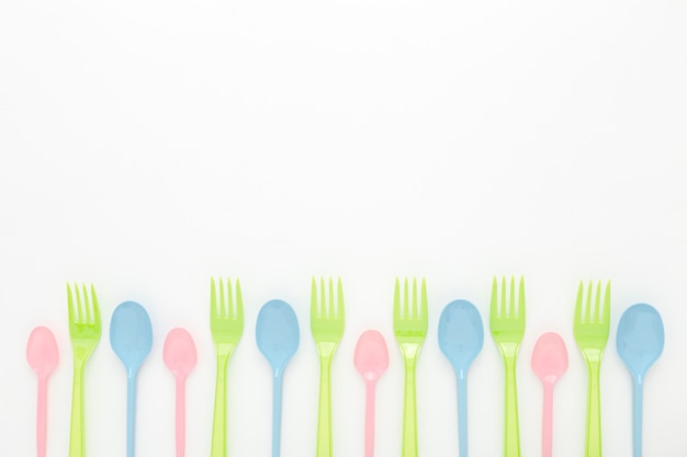 Free photo copy-space plastic spoon and fork set