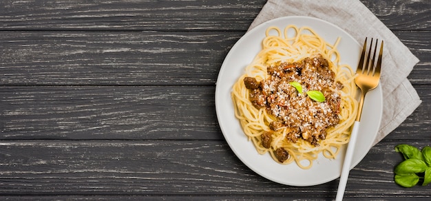 Free photo copy-space plate with spaghetii bolognese