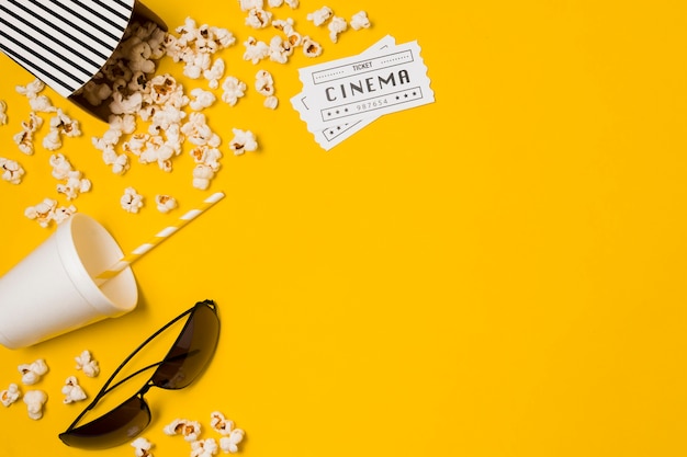 Free photo copy-space popcorn and glasses for movie