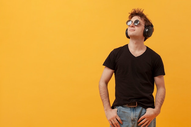 Free photo copy-space teenage boy with headphones