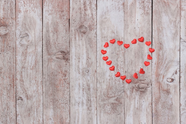 Free Photo corazones de peluche encima de una mesa de madera