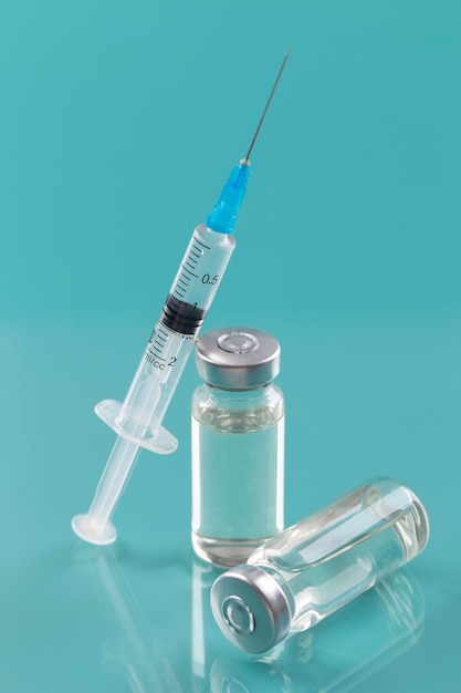 Free photo coronavirus arrangement with vaccine bottle and syringe