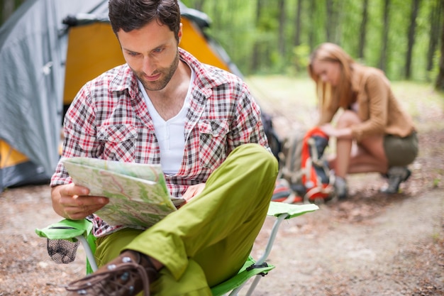 Free Photo couple camping in the forest