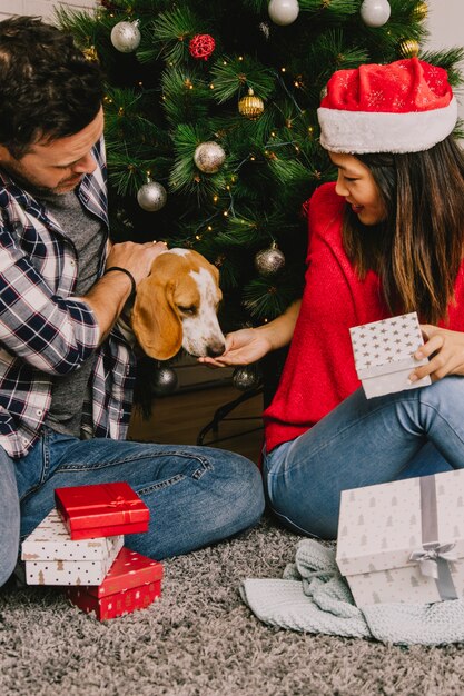 Free Photo couple celebrating christmas with pet