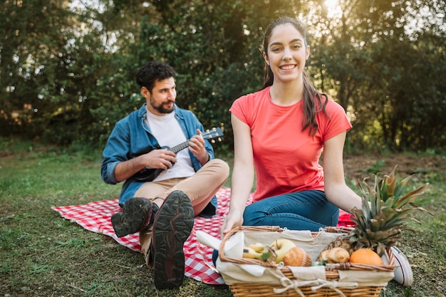 Free photo couple doing a picnic