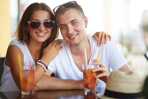 Free Photo couple drinking cocktails