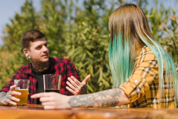 Free photo couple drinking craft beer outdoors