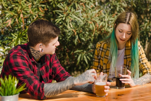 Free photo couple drinking craft beer outdoors