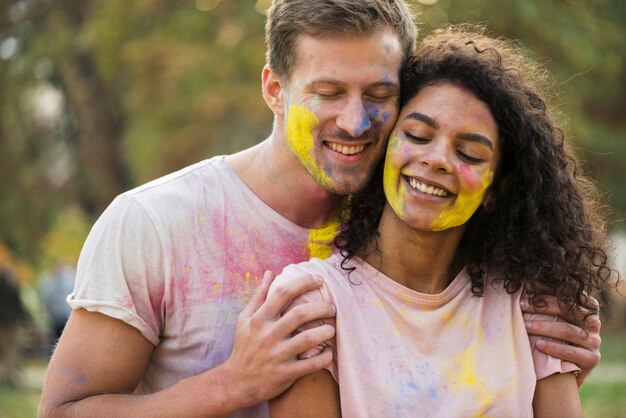 Free photo couple embraced for holi festival