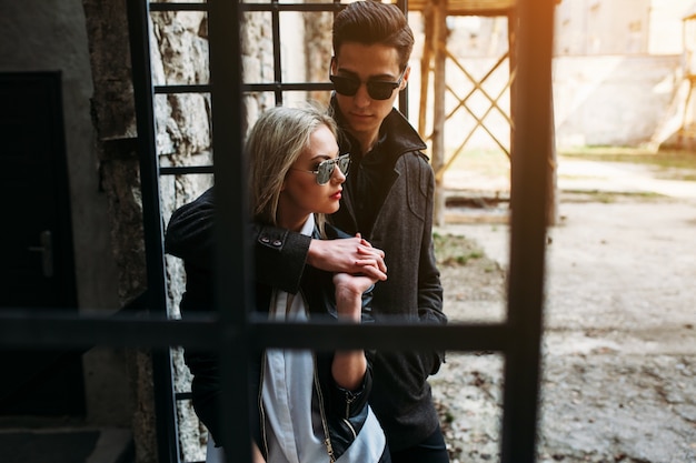 Free photo couple embracing in a portal