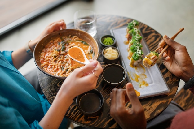 Free photo couple enjoying food in restaurant