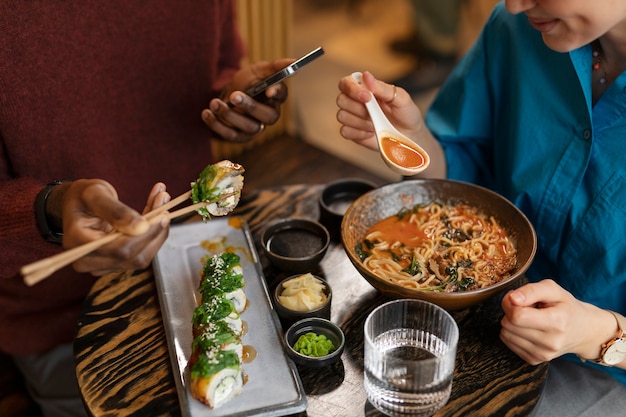 Free photo couple enjoying food in restaurant