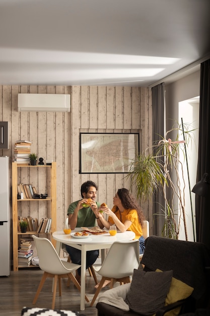 Free photo couple enjoying lunch with sandwiches at home