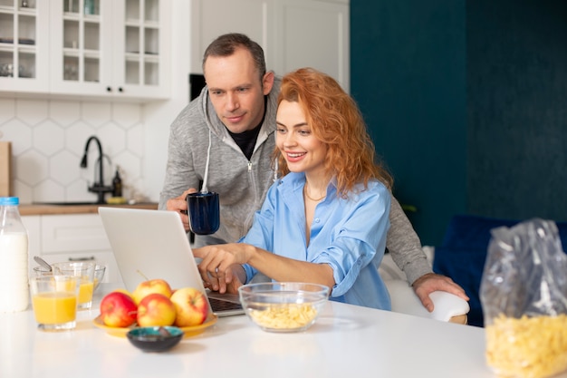 Free photo couple enjoying quality time at home