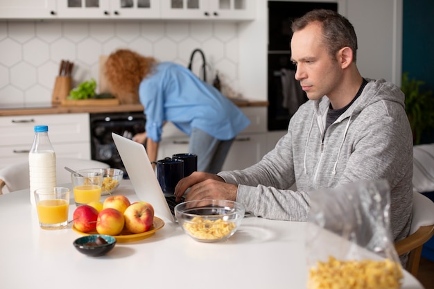 Free photo couple enjoying quality time at home