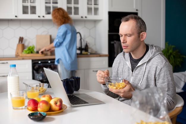 Free photo couple enjoying quality time at home