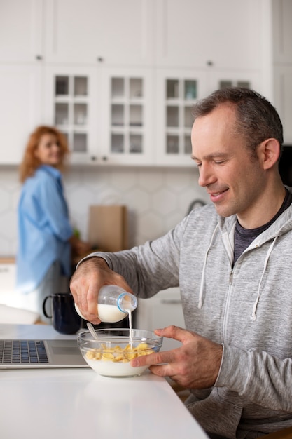 Free photo couple enjoying quality time at home