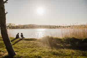 Free photo couple enjoying a sunny day