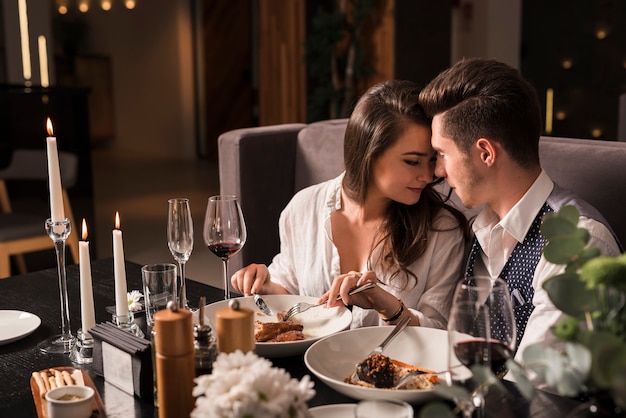 Free photo couple having dinner at a restaurant