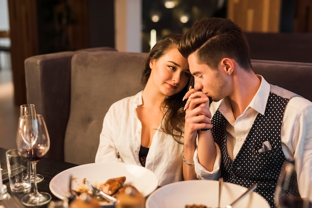 Free photo couple having dinner at a restaurant