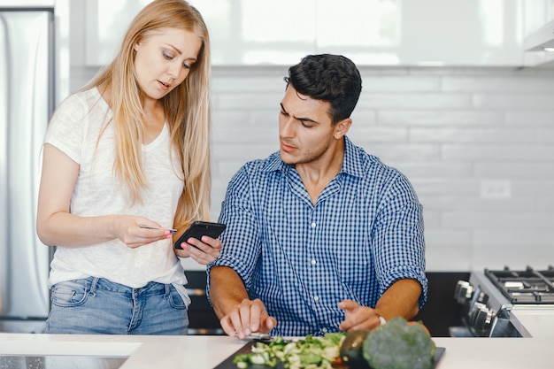 Free photo couple at home in a kitchen