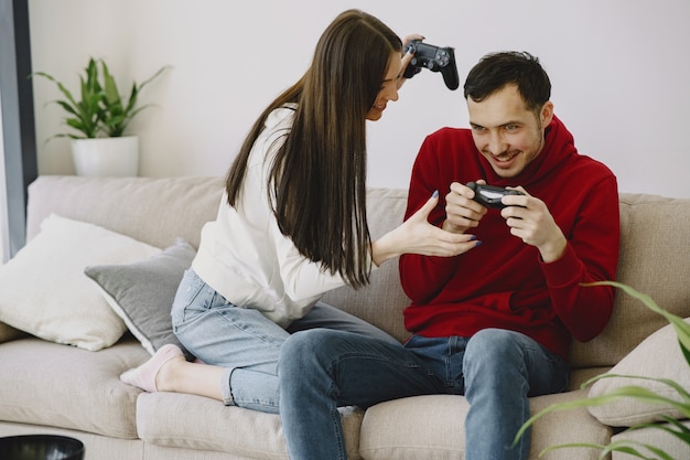 Free photo couple at home playing video games